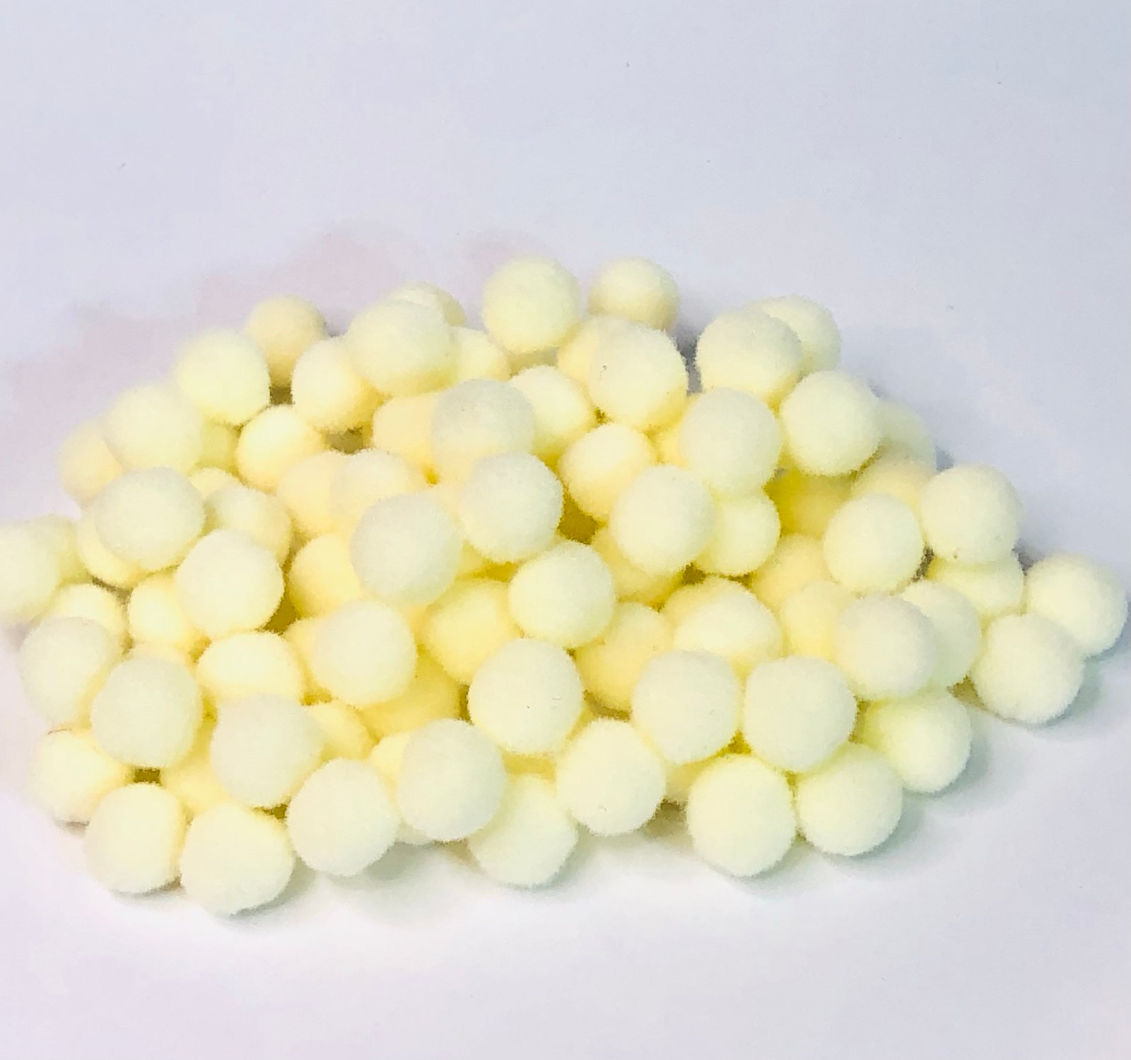 Pompom Bolinha-Amarelo Manteiga -10mm
Aprx 100unid
