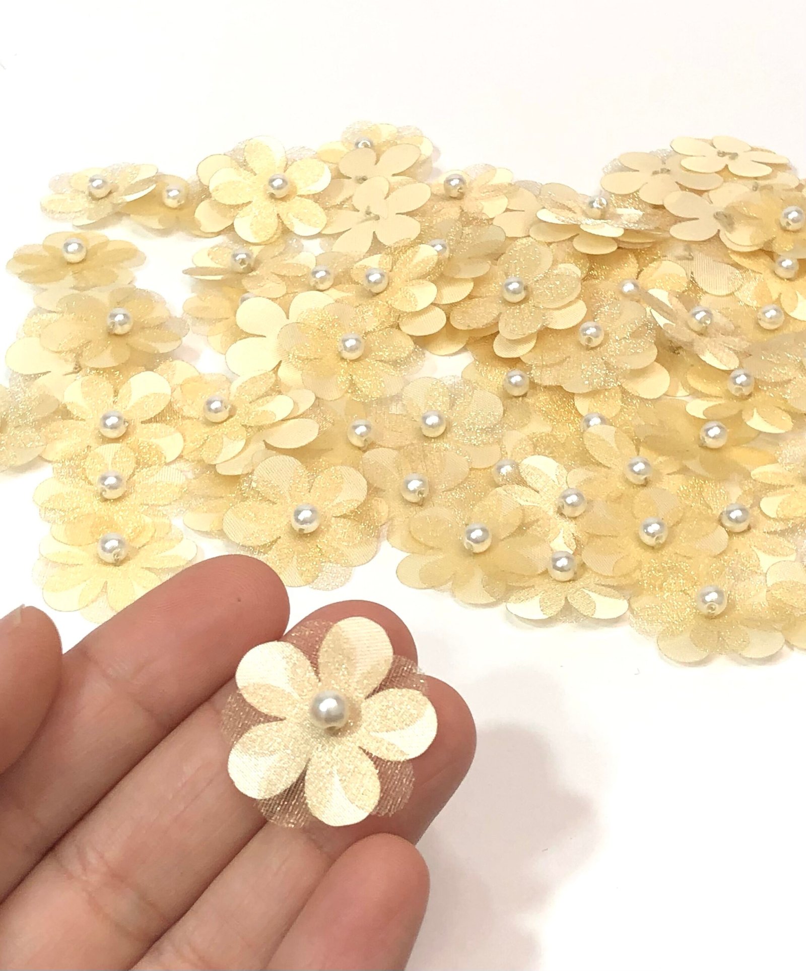 Flor organza - 2,5cm - Creme - 10 unid.