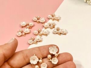 Aplique - Flor metal - Dourado/Perola - 02unid.